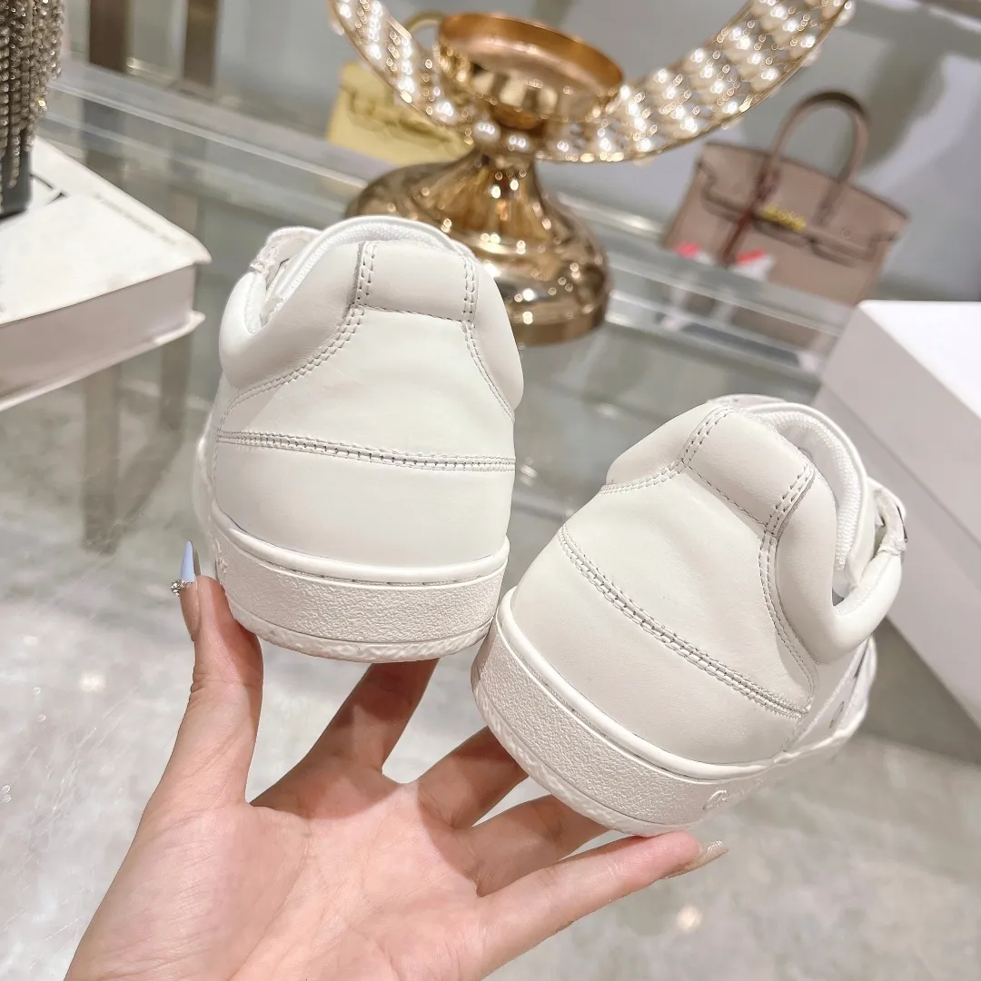 👟👟Ex-factory price 560👟👟Dior2024 new white shoes, Dior Dior Star women's sports shoes, very light summer white shoes. The upper is carefully made of imported suede, decorated with tonal suede panels, metal stars decorate the lace eyelets, and breathable mesh inside. The upper is punched and designed not to stuffy the feet. It is equipped with Christian Dior logo and thin soles. The thick sole is suitable for all seasons! Size: 35-41 (40 and 41 are customized and cannot be returned or exchanged)